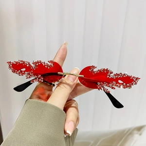 Rote Flammen-Sonnenbrille mit Strasssteinen und Goldmetallrahmen für Party-Styling