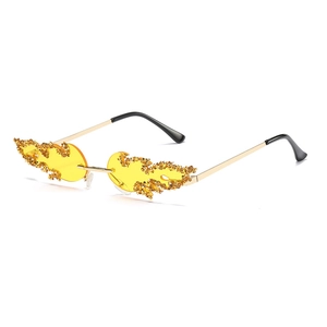Modische Sonnenbrille in Flammenform mit gelben Gläsern und Metallglitzer-Details