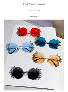 Détail de cinq lunettes de soleil sans monture avec bords de flammes pailletés colorés