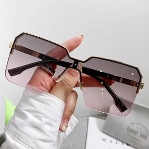 Occhiali da sole oversize moderni con montatura in metallo e lenti sfumate da donna