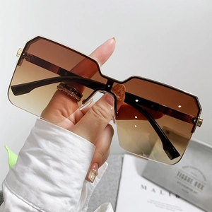 Occhiali da sole oversize squadrati con lenti marroni sfumate e montatura dorata