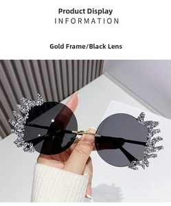 Détail de lunettes de soleil rondes sans monture avec cadre en cristal doré et verres gris