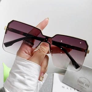 Occhiali da sole squadrati in metallo dorato con lenti sfumate viola di tendenza per donna