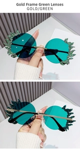 Détail de lunettes sans monture dorées avec verres verts et décorations en strass