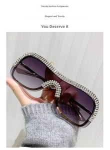 Détail de lunettes de soleil de luxe sans monture avec strass et verres dégradés