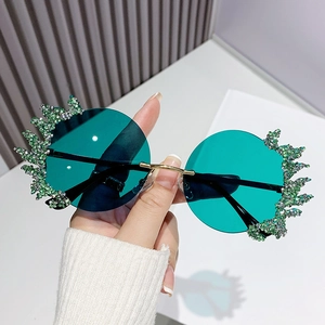 Lunettes de soleil rondes sans monture avec verres verts et strass en forme de flamme