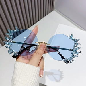 Lunettes de soleil rondes sans monture avec cristaux bleus et pont doré élégant