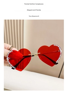 Detailaufnahme der roten herzförmigen randlosen Sonnenbrille mit funkelnden Strasssteinen