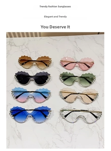 Détail de lunettes de soleil sans monture à bords ondulés avec cristaux et branches dorées