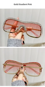 Détail de lunettes punk sans monture, cadre en métal doré, strass et verres dégradés roses