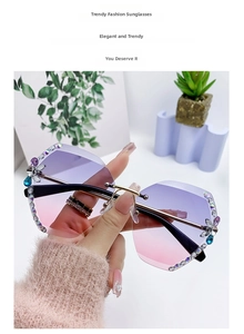 Détails de lunettes de soleil sans monture avec dégradé violet et strass en cristal