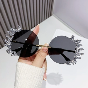 Lunettes de soleil sans monture avec strass brillants et verres ronds teintés
