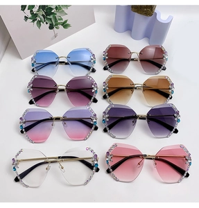 Vue détaillée de plusieurs lunettes de soleil sans monture avec verres dégradés et strass