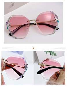 Détail de lunettes de soleil sans monture avec verres dégradés roses et strass floraux