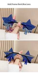 Détail de lunettes de soleil étoile sans monture dorée avec franges en cristal bleu