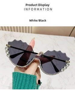 Détail de lunettes de soleil sans monture à bords ondulés avec strass blancs brillants