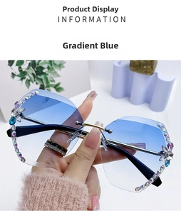 Détail de lunettes de soleil sans monture avec verres dégradés bleus et fleurs en strass