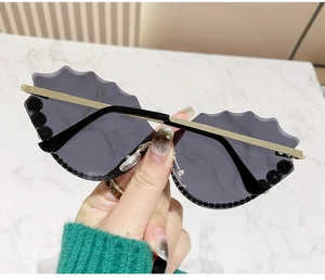 Vue détaillée des lunettes de soleil de luxe avec strass et monture en métal doré