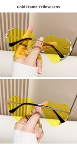 Detailansicht der herzförmigen randlosen Sonnenbrille mit Strass und gelben Gläsern