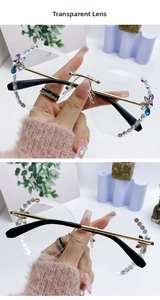 Détail de lunettes de soleil sans monture avec strass posés main et décor papillon