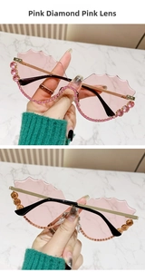 Détails de lunettes de soleil sans monture à cristaux roses avec verres à coupe ondulée