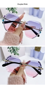 Détail de lunettes de soleil sans monture dégradé violet rose avec strass brillants