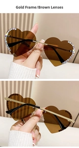 Detail der randlosen Herz-Sonnenbrille mit Goldrahmen, braunen Gläsern und Strasssteinen