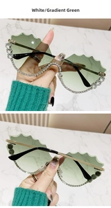 Détail de lunettes nuage sans monture avec verres dégradés verts et strass blancs brillants