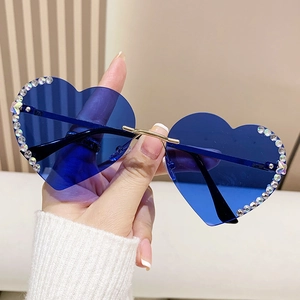 Rahmenlose herzförmige Sonnenbrille mit blauen Gläsern und funkelnden Strasskanten