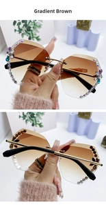 Détail de verres dégradés marrons sans monture avec strass taillés façon diamant