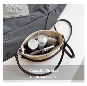 Intérieur spacieux du sac seau tissé beige avec poches montrant une grande capacité