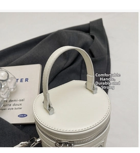 Detailansicht der weißen gesteppten Beuteltasche mit robustem Griff und Reißverschluss