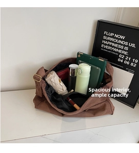 Capacità interna della borsa tote in pelle scamosciata marrone con tablet e oggetti