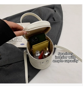 Innenansicht einer weißen gesteppten Beuteltasche mit Stauraum für Handy und Kosmetik