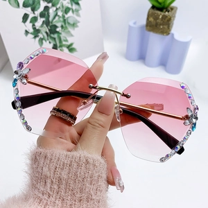 Lunettes de soleil sans monture de luxe avec verres dégradés roses et bords diamantés