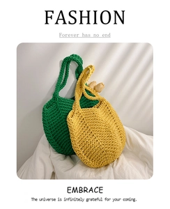 Détail de sacs à main au crochet tissés à la main en jaune et vert avec texture en coton