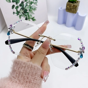 Lunettes de soleil sans monture à taille diamant avec strass fleuris et branches dorées