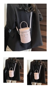 Detailansicht der rosa gesteppten Beuteltasche mit Metallnieten und elegantem Kettenriemen