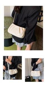 Dettaglio di borsa in pelle cerata bianco crema con elegante design a nuvola pieghettata