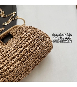 Gros plan sur la texture en paille tressée et la chaîne dorée du sac de plage d'été