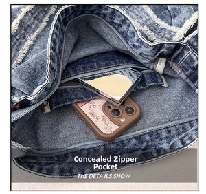 Dettaglio dell'interno della borsa in denim con tasca con cerniera di sicurezza