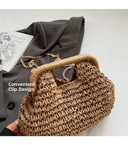 Détail du sac en paille tressée avec bandoulière chaîne dorée sur blazer gris