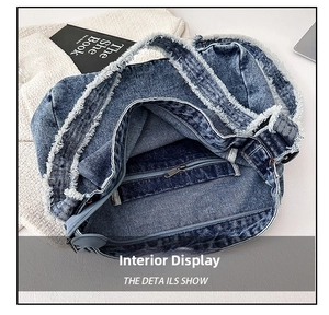 Dettaglio interno della borsa denim con tasca a zip e bordi con frange grezze