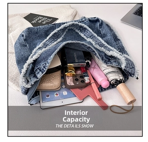 Dettaglio dell'interno della borsa tote in denim che mostra la capienza per il tablet