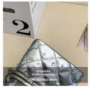 Detailansicht der silbernen Stepptasche mit glänzenden Strasssteinen und Metallverschluss