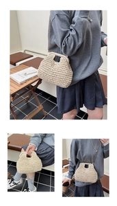 Détail du sac à main en paille tressée beige avec chaîne dorée et texture artisanale