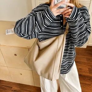 Dettaglio della grande borsa hobo beige che mette in risalto la trama opaca effetto pelle