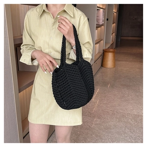 Détail du sac cabas tissé main noir avec texture crochet et poignées robustes intégrées