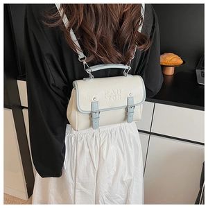 Detailansicht der beigen Ledertasche mit blauem Rand und geprägtem PAN TOR Schriftzug
