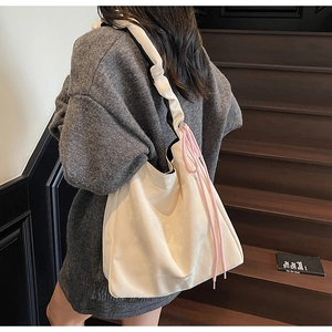 Grand sac fourre-tout beige avec bandoulière plissée et cordon rose en matière souple
